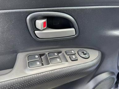 KIA Rondo 2009 - Thumbnail 11